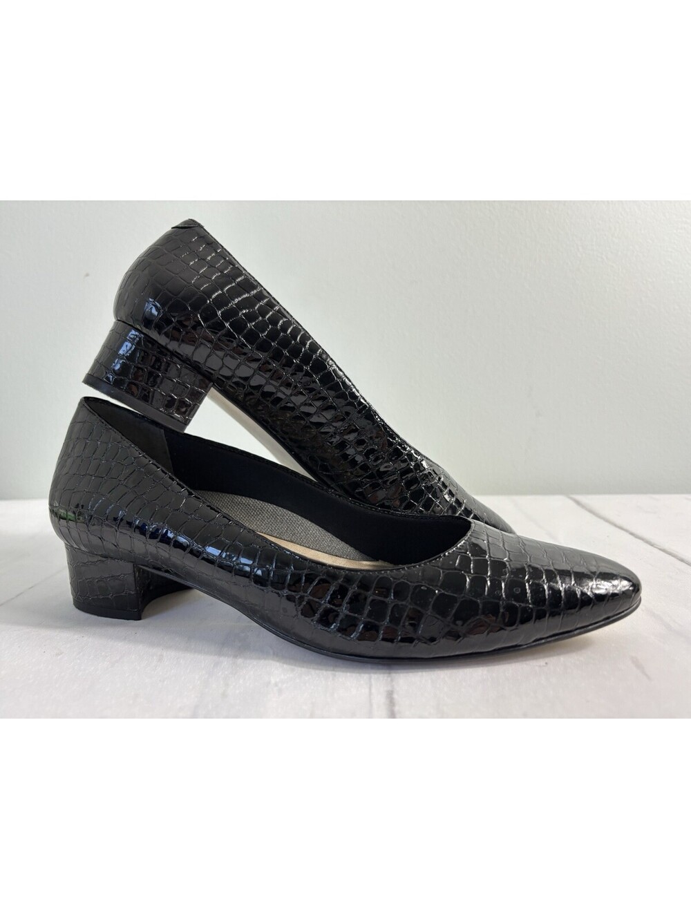 Walking Cradles Heidi Black Small Patent Gator Pumps Heels Pointy Toe Sz 11W